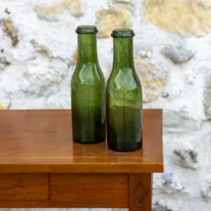 Grande bouteille chinée en verre vert