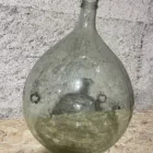 Dame Jeanne verre transparent légers reflets vert clair et effet martelé