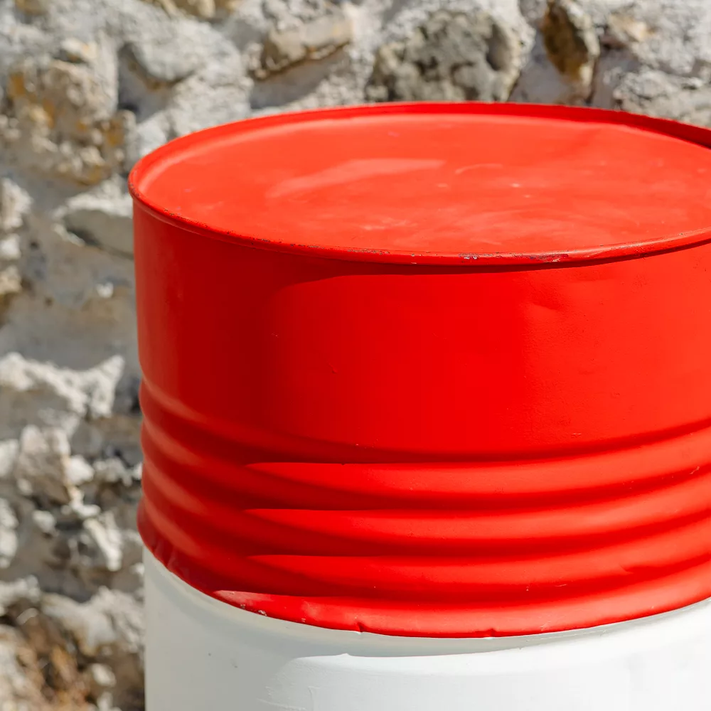 Fût métallique blanc et rouge