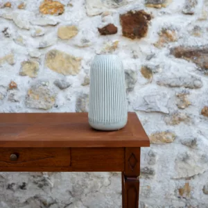 Grands vases striés vert pâle