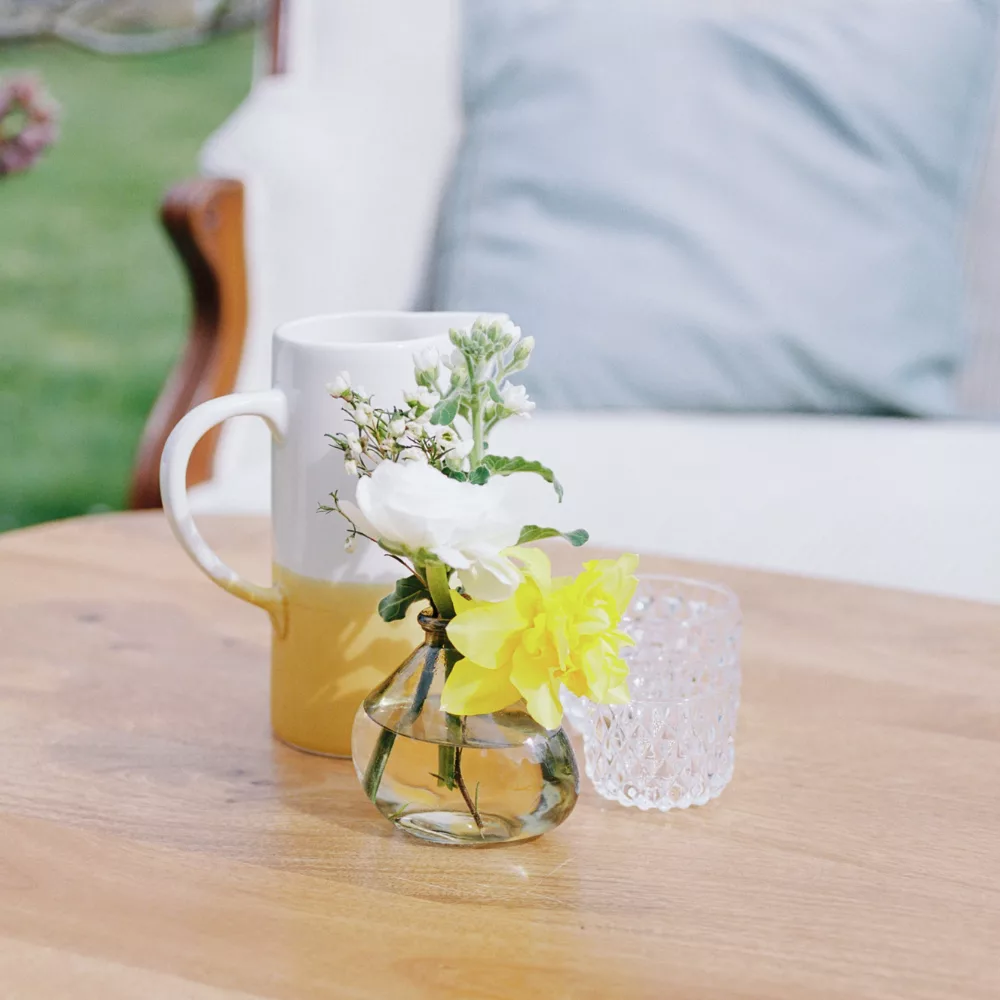 Vase-pichet blanc et jaune
