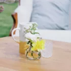 Vase-pichet blanc et jaune