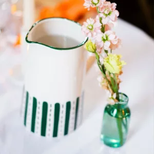 Vase-pichet blanc et vert foncé