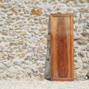 Vieille porte décorative en bois