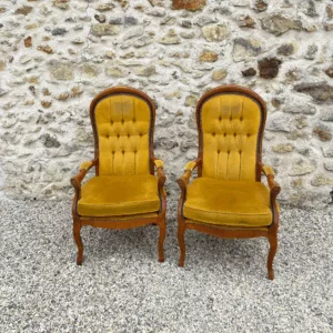 Fauteuil Voltaire capitonné moutarde
