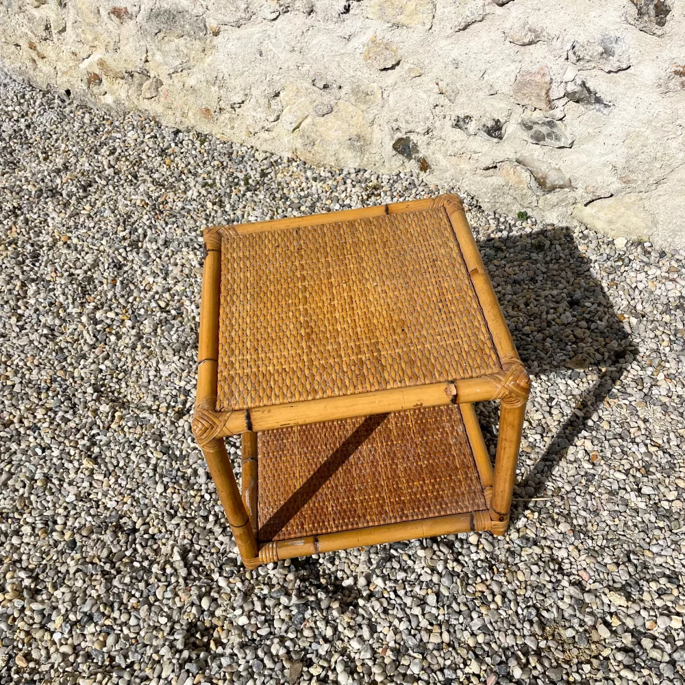 Petite table d'appoint carré (en rotin vernis)