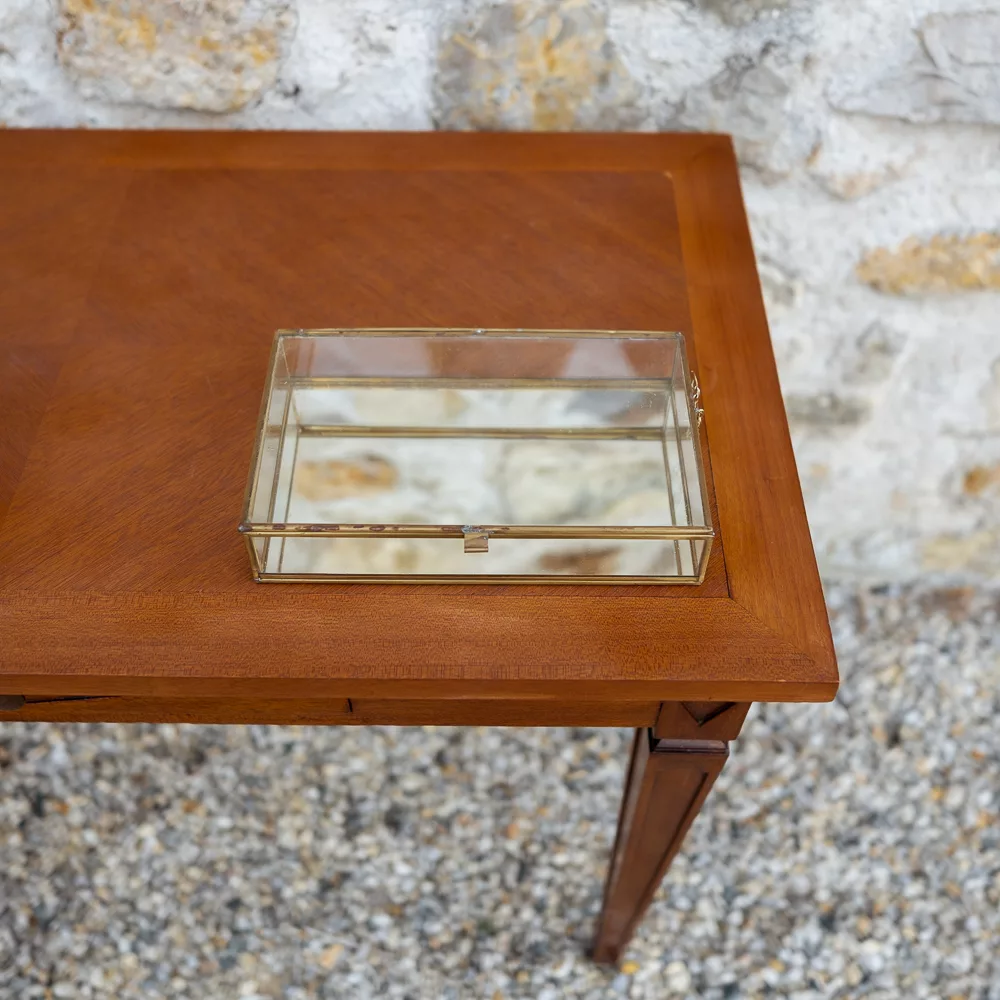 Boîte en verre transparent et bords dorés