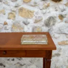 Boîte en verre transparent et bords dorés