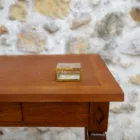 Boîte rectangulaire en verre transparent et bords dorés alliances