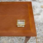 Boîte rectangulaire en verre transparent et bords dorés alliances