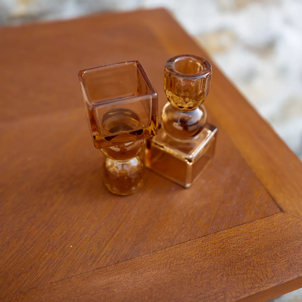 Bougeoirs modernes en verre ambré