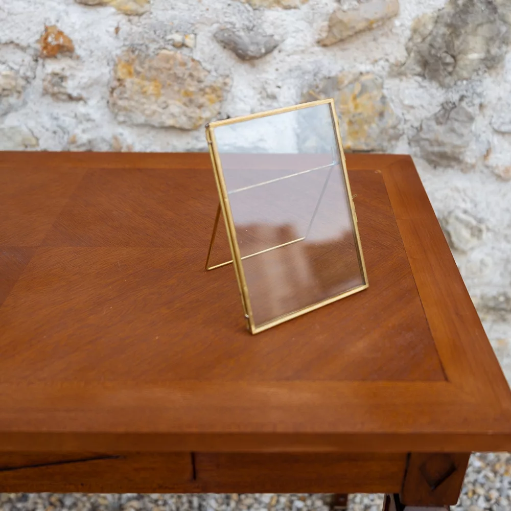 Cadre verre et or sur pied 1