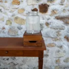 Caissette en bois et jarre à boisson