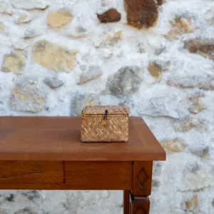 Petite boîte en paille marron foncé avec fermoir bouton doré vieilli