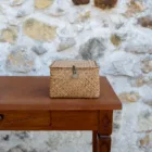 Boîte en paille marron foncé avec fermoir bouton doré vieilli