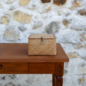 Boîte en paille marron foncé avec fermoir bouton doré vieilli