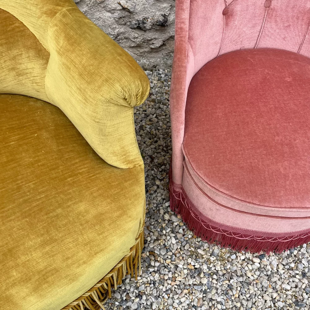 Duo de fauteuils crapaud rose et jaune