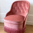 Fauteuil crapaud capitonné à franges rose