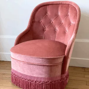 Fauteuil crapaud capitonné à franges rose