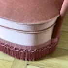 Fauteuil crapaud capitonné à franges rose