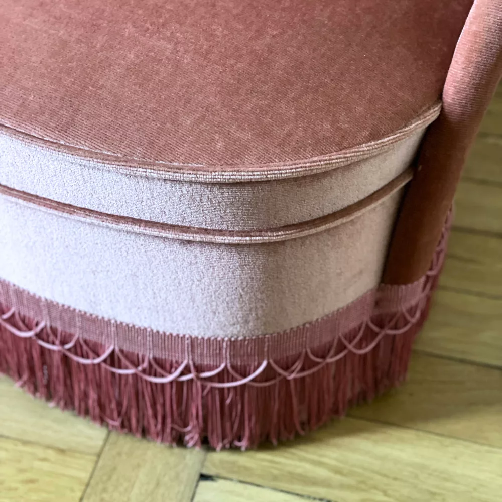 Fauteuil crapaud capitonné à franges rose