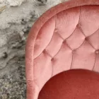 Fauteuil crapaud rose capitonné à franges