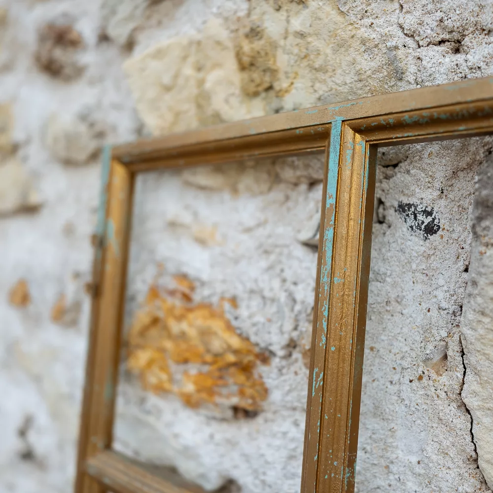 Cadre fenêtre dorée vintage avec éclats bleu turquoise