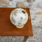 Globe terrestre écru, noir et doré