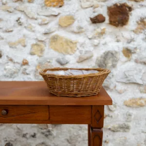 Panier en osier foncé avec fond plastique étanche