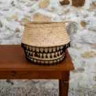 Panier en osier naturel pompons noirs