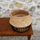 Panier en osier naturel pompons noirs