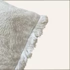 Coussin carré écru et blanc à franges 42x42