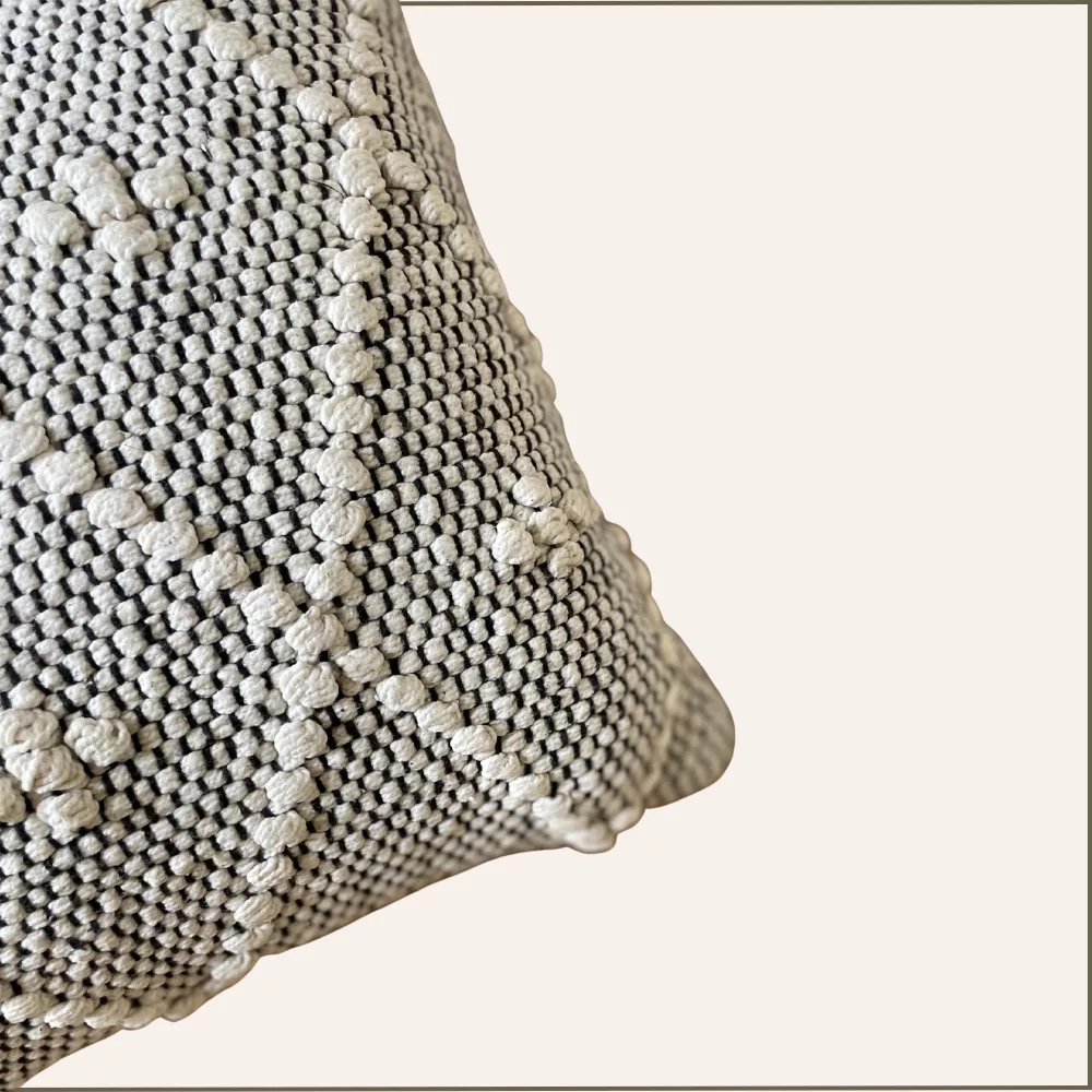 Coussin rectangulaire crème et noir 50x30