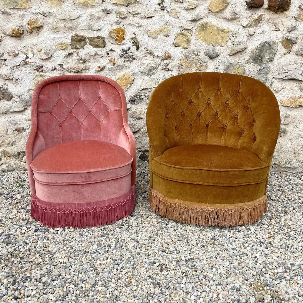 Duo de fauteuils crapaud rose bonbon et bronze Duo de fauteuils crapaud rose bonbon et bronze
