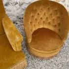 Duo fauteuils crapaud ocre et bronze