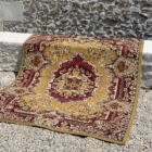 Tapis rouge, moutarde et beige