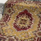 Tapis rouge, moutarde et beige