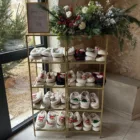 Étagères verre et or