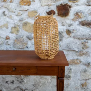 Lanterne en raphia tressé