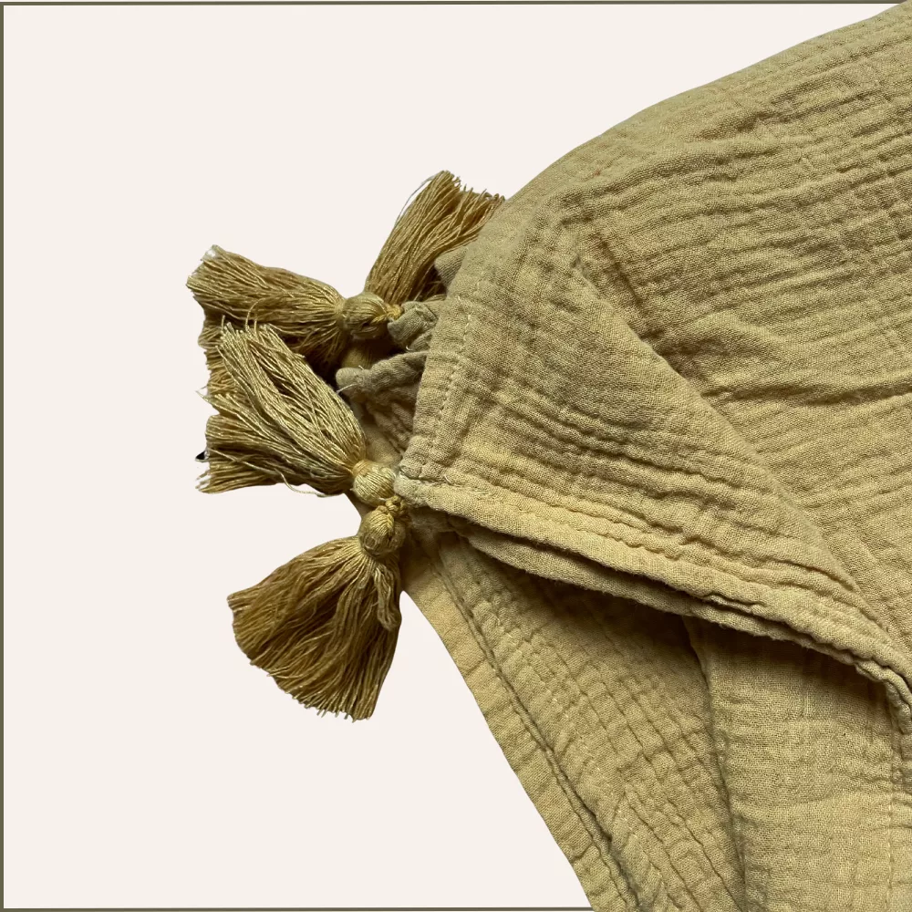 Plaid moutarde à pompons