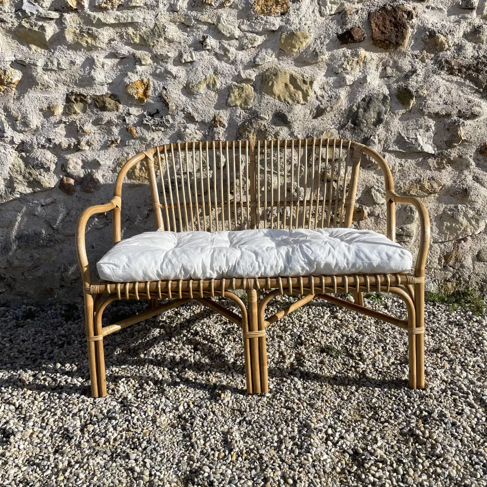 Banquette rotin clair et matelas d'assise écru