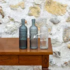 Bouteille en verre ciselé bleu clair