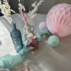Bouteille en verre ciselé bleu foncé