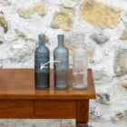 Bouteille en verre ciselé bleu foncé