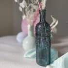 Bouteille en verre ciselé bleu foncé
