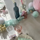 Bouteille en verre ciselé bleu foncé