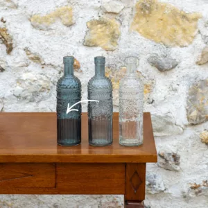 Bouteille en verre ciselé bleu foncé