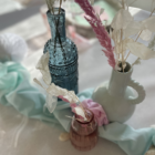 Bouteille en verre ciselé bleu foncé