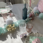 Bouteille en verre ciselé bleu foncé