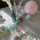 Bouteille en verre ciselé bleu foncé